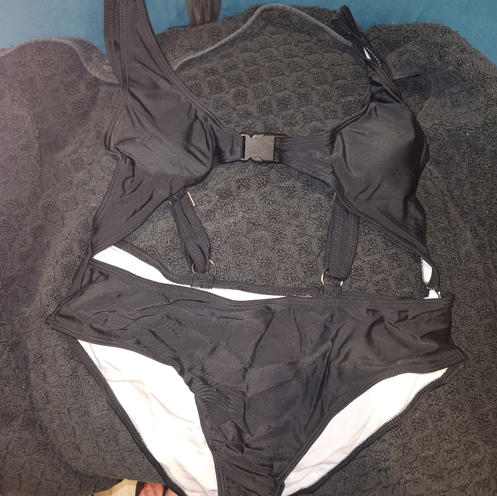 Black front clip bathing suit Large